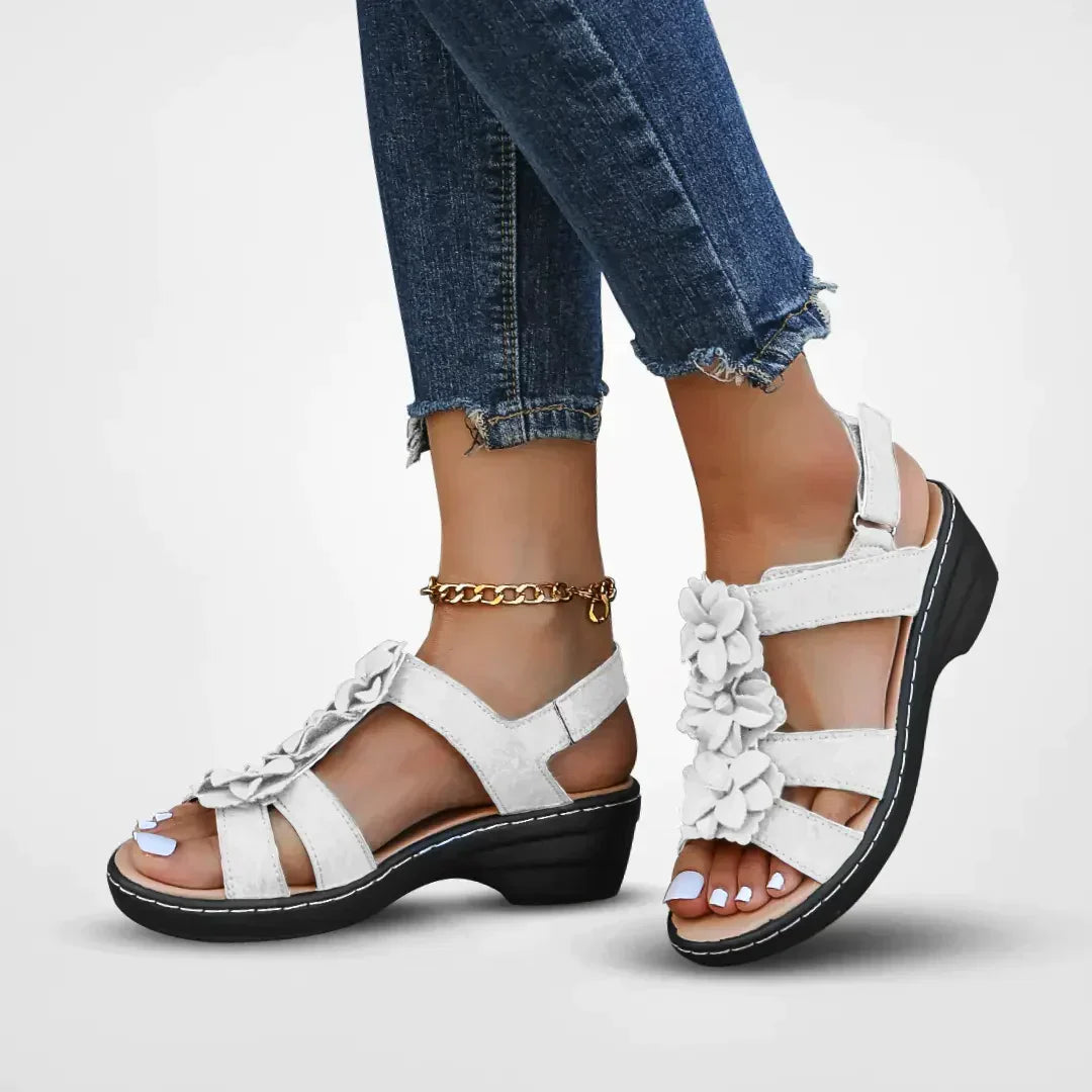 "Sandales bohèmes pour femmes avec détails floraux colorés et semelle plateforme, style chic pour l'été."