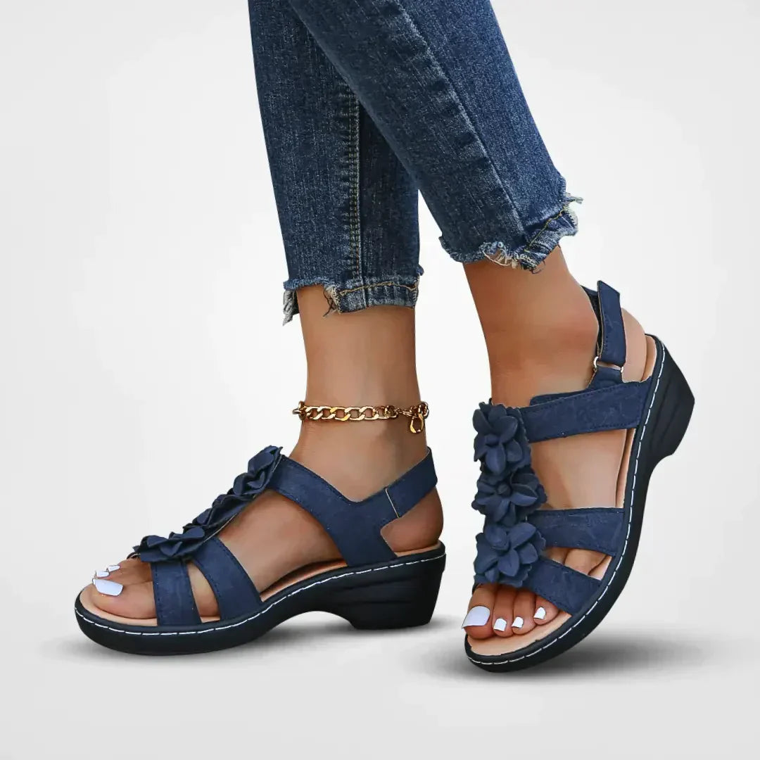 "Sandales bohèmes pour femmes avec détails floraux colorés et semelle plateforme, style chic pour l'été."