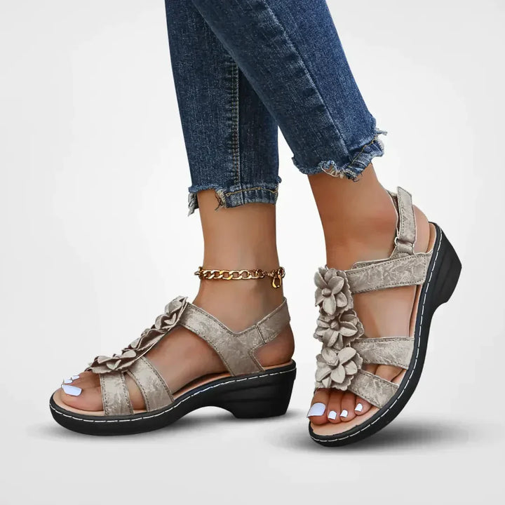 "Sandales bohèmes pour femmes avec détails floraux colorés et semelle plateforme, style chic pour l'été."