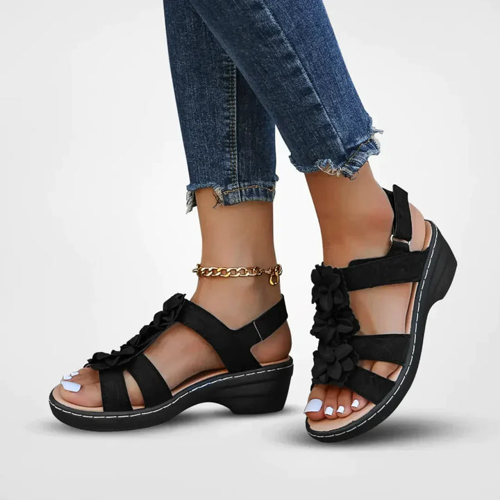 "Sandales bohèmes pour femmes avec détails floraux colorés et semelle plateforme, style chic pour l'été."