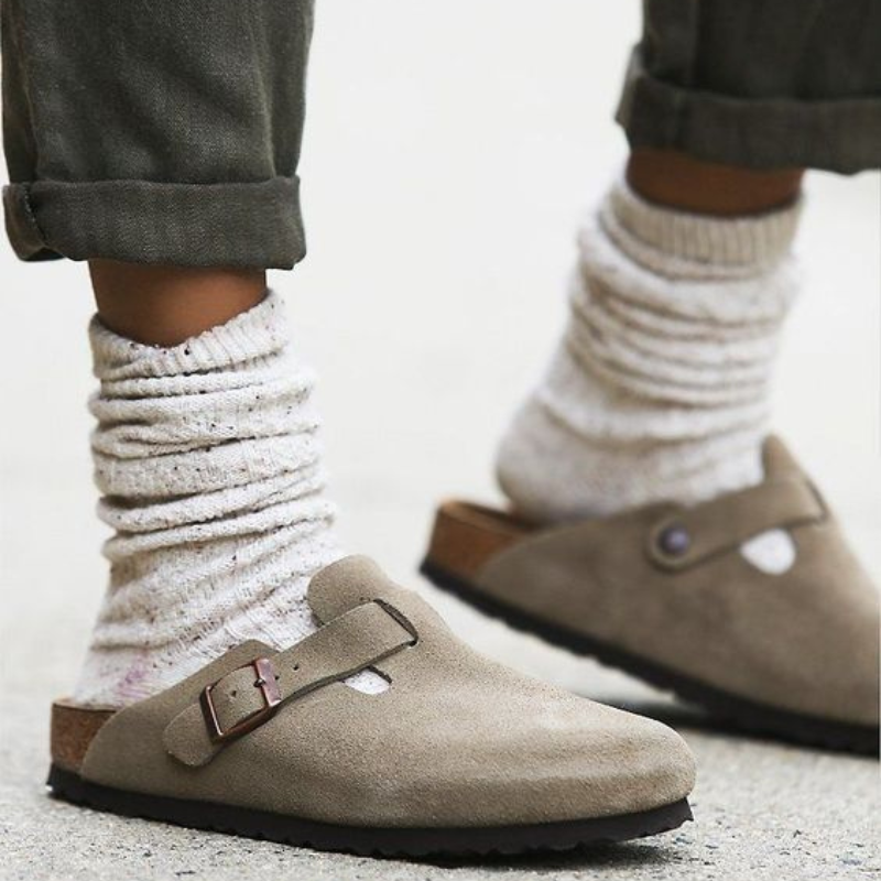 "Sandales Boston en cuir unisexe, élégantes et confortables, design moderne en cuir beige pour un style contemporain."