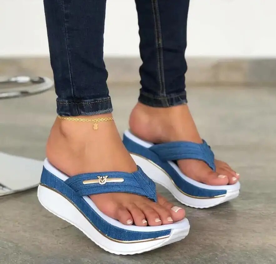 "Sandales compensées femmes, talon stable, design élégant, confort estival, idéales pour marcher, style et fonctionnalité."