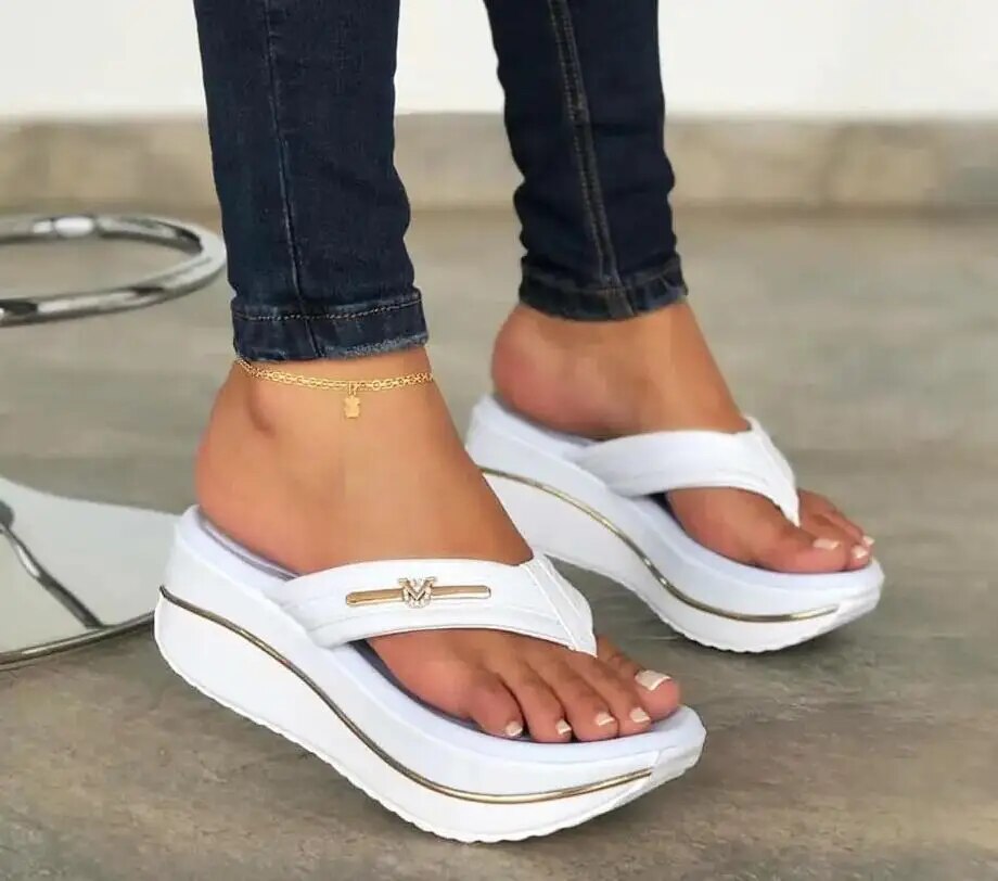 "Sandales compensées femmes, talon stable, design élégant, confort estival, idéales pour marcher, style et fonctionnalité."