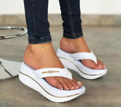 "Sandales compensées femmes, talon stable, design élégant, confort estival, idéales pour marcher, style et fonctionnalité."
