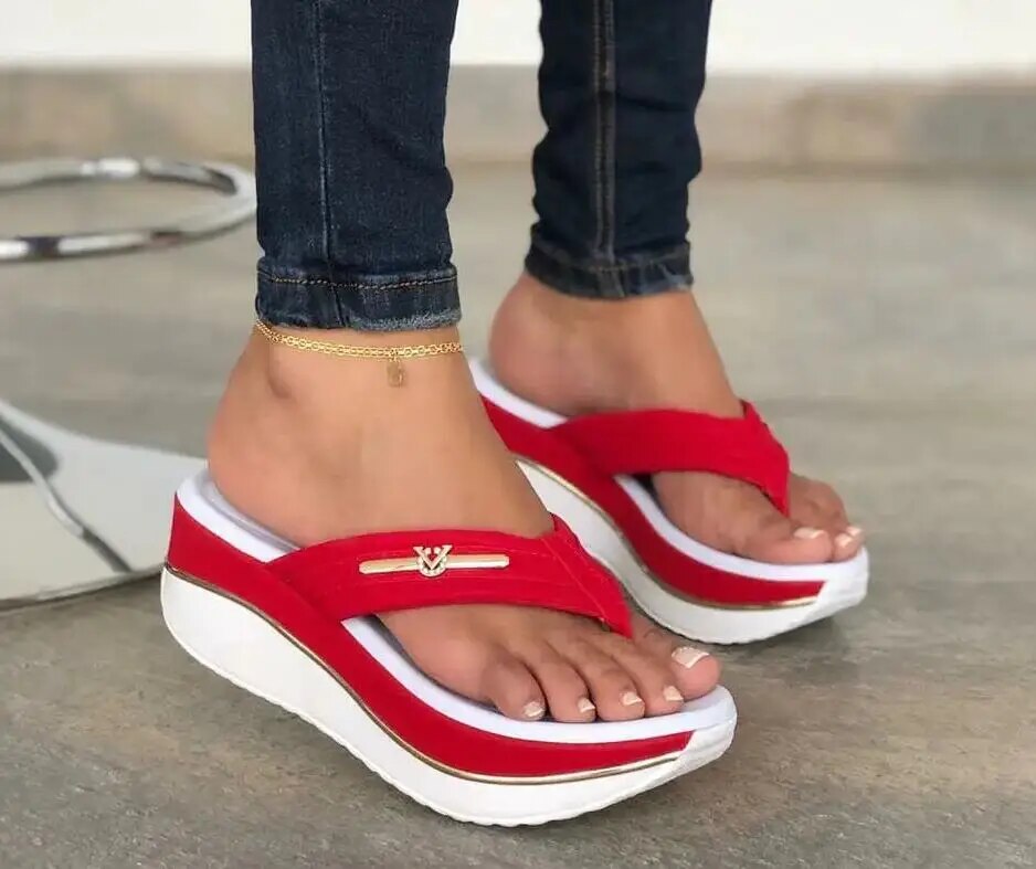 "Sandales compensées femmes, talon stable, design élégant, confort estival, idéales pour marcher, style et fonctionnalité."