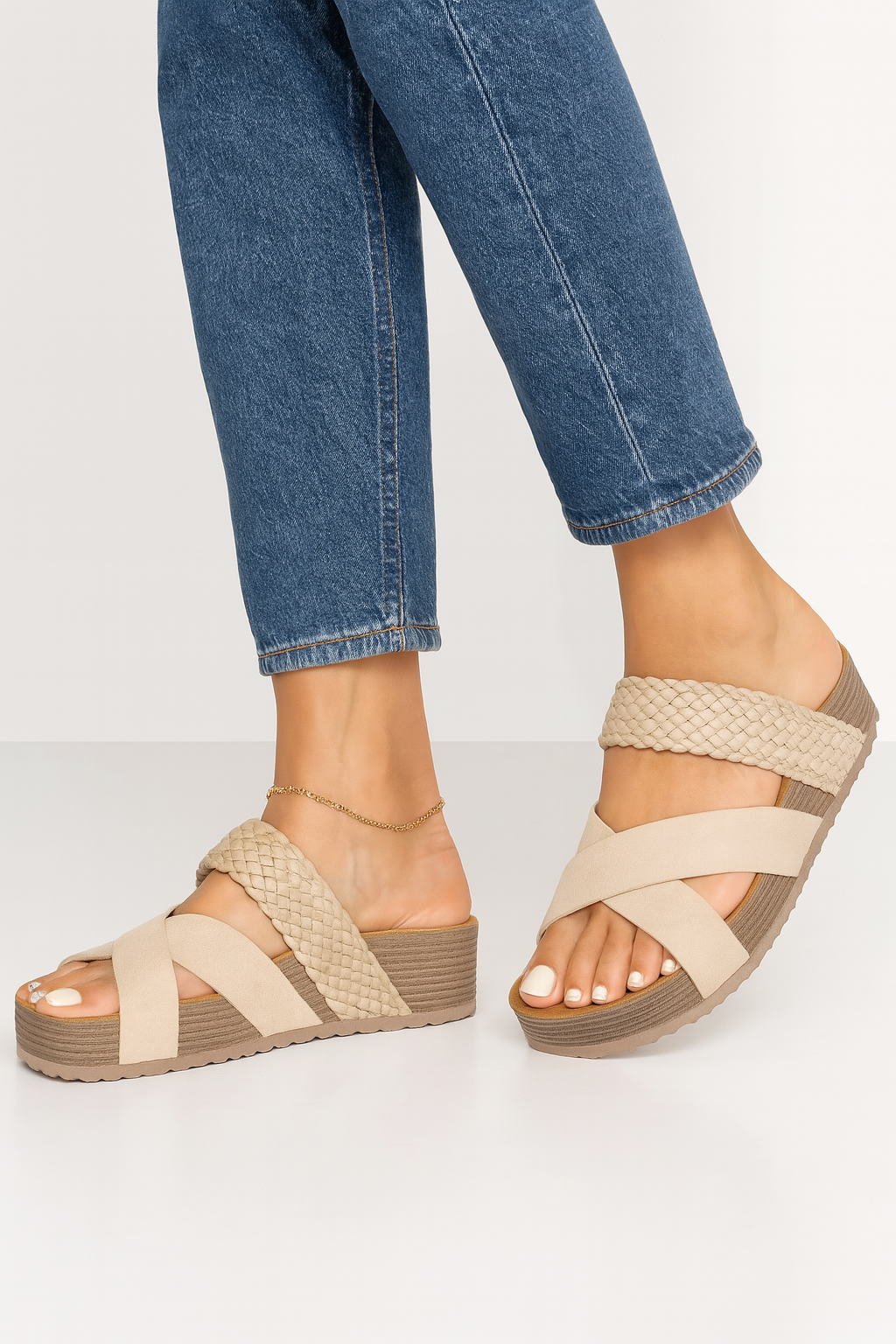 "Sandales confortables femme, design chic et aéré, semelle moelleuse, sangles réglables, vue de face."
