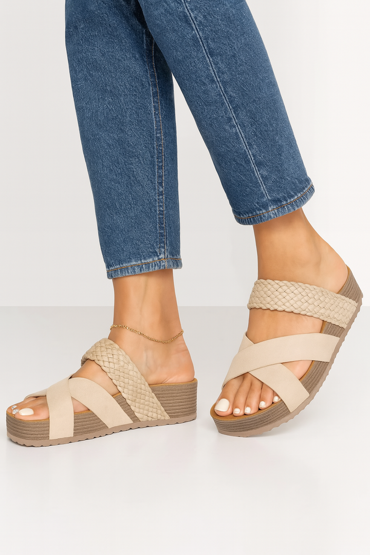 "Sandales confortables femme, design chic et aéré, semelle moelleuse, sangles réglables, vue de face."