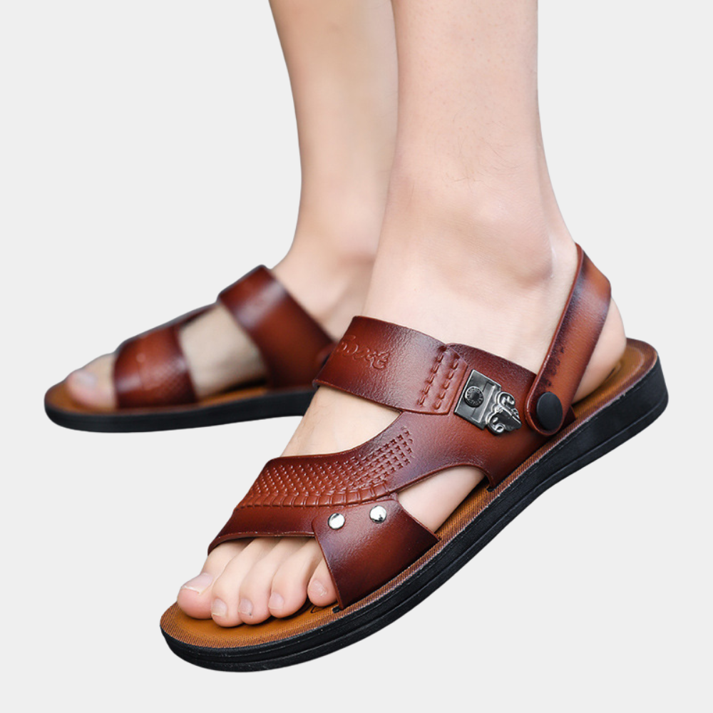 "Sandales décontractées pour hommes en cuir brun, design élégant et confortable, vue de face"