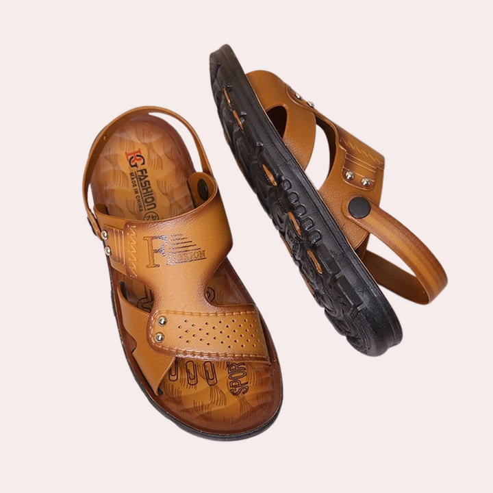 "Sandales décontractées pour hommes en cuir brun, design élégant et confortable, vue de face"