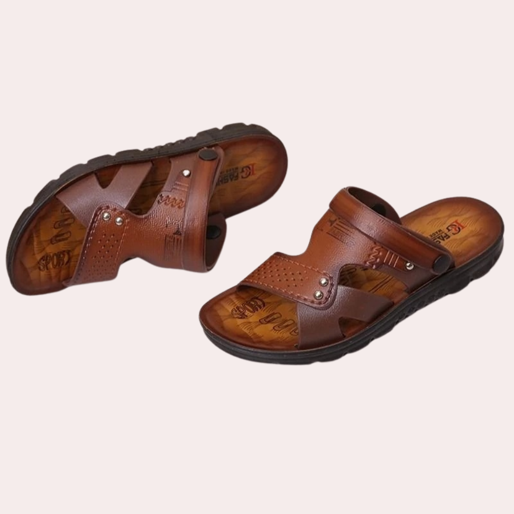 "Sandales décontractées pour hommes en cuir brun, design élégant et confortable, vue de face"