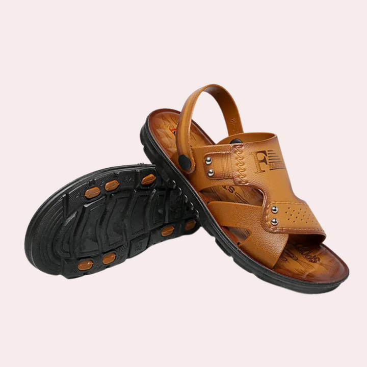 "Sandales décontractées pour hommes en cuir brun, design élégant et confortable, vue de face"