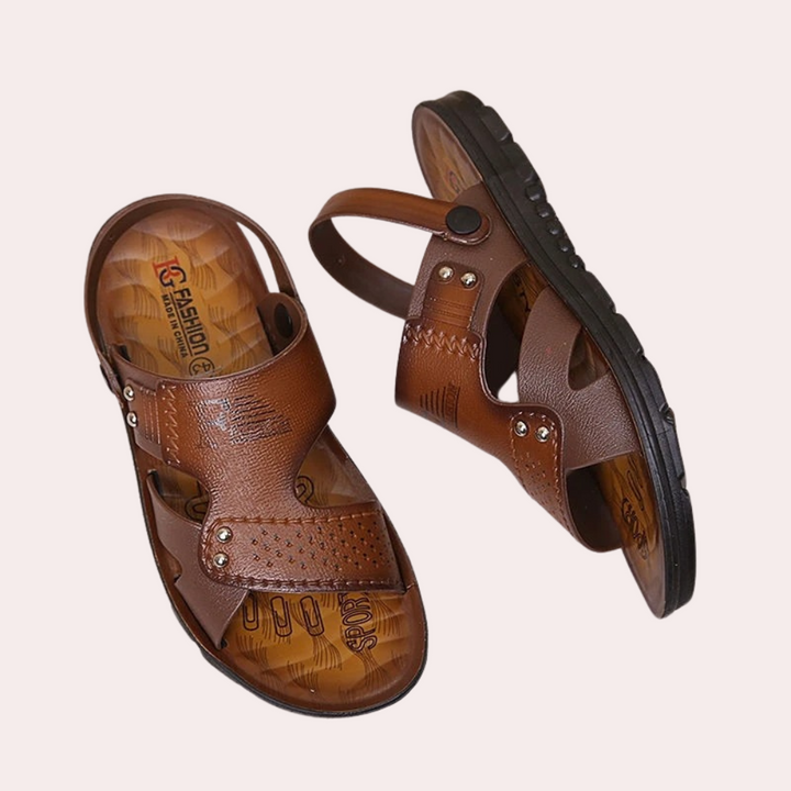 "Sandales décontractées pour hommes en cuir brun, design élégant et confortable, vue de face"