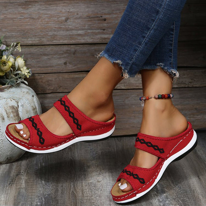 "Sandales d'été féminines Élise, style minimaliste, confort ergonomique, légèreté, brides confortables, couleur beige."