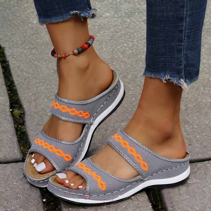 "Sandales d'été féminines Élise, style minimaliste, confort ergonomique, légèreté, brides confortables, couleur beige."