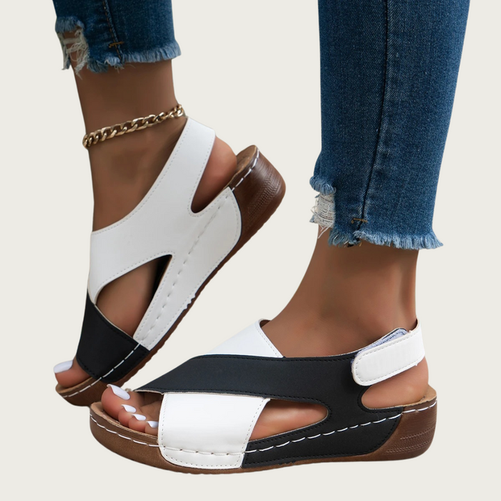 "Sandales d'été orthopédiques pour femmes, design bicolore moderne avec semelle compensée et tige en toile respirante."