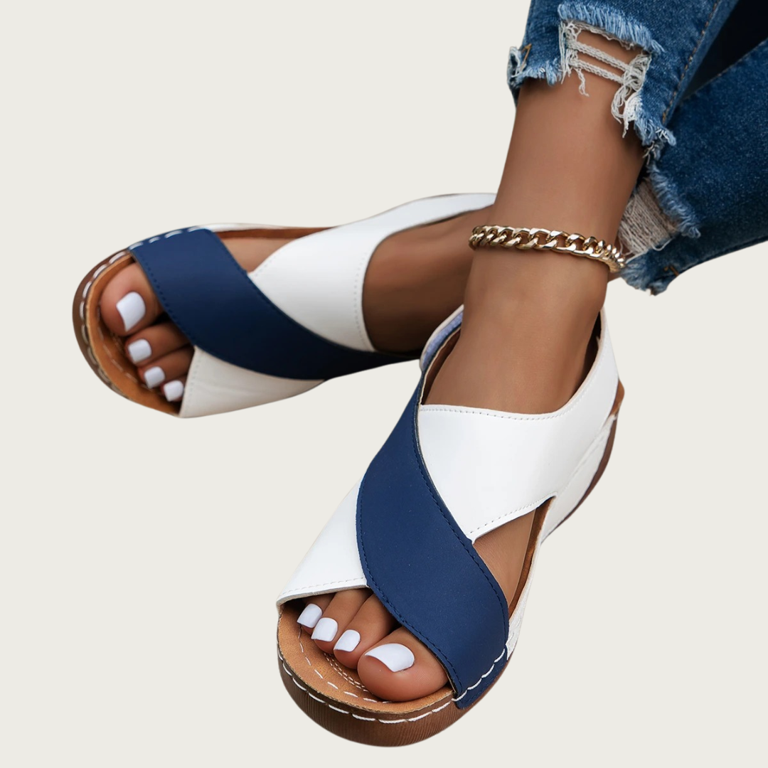 "Sandales d'été orthopédiques pour femmes, design bicolore moderne avec semelle compensée et tige en toile respirante."