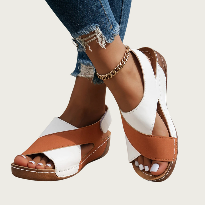 "Sandales d'été orthopédiques pour femmes, design bicolore moderne avec semelle compensée et tige en toile respirante."