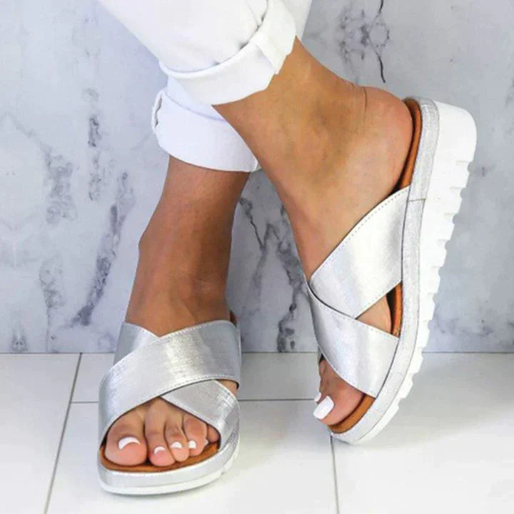 Sandales d'été pour femme, confort orthopédique, semelle mousse, vue latérale, design élégant et intemporel.