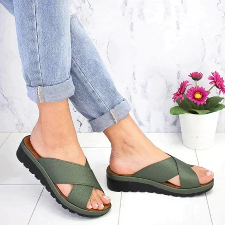 Sandales d'été pour femme, confort orthopédique, semelle mousse, vue latérale, design élégant et intemporel.