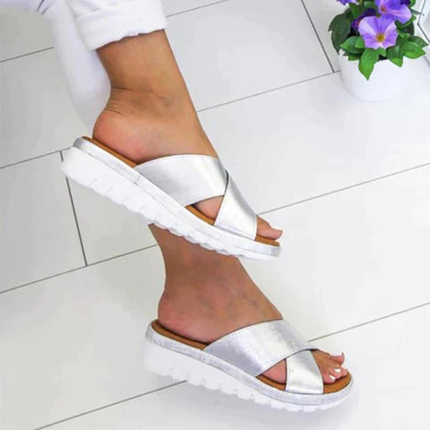 Sandales d'été pour femme, confort orthopédique, semelle mousse, vue latérale, design élégant et intemporel.