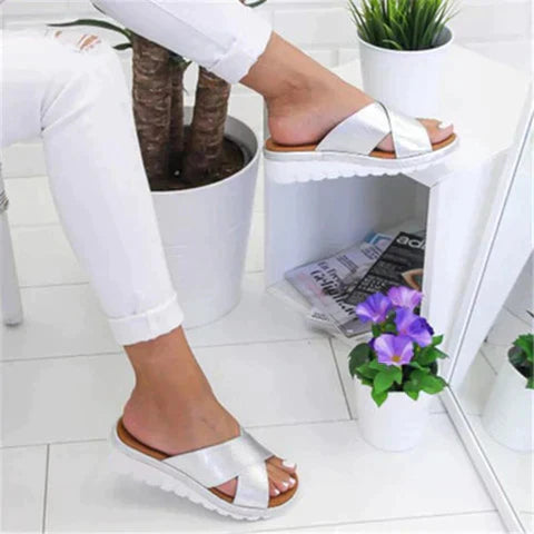 Sandales d'été pour femme, confort orthopédique, semelle mousse, vue latérale, design élégant et intemporel.