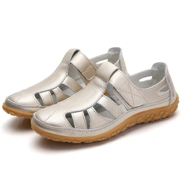 "Sandales d'été pour femmes en cuir, modernes et confortables, avec fermeture à scratch et semelle antidérapante."