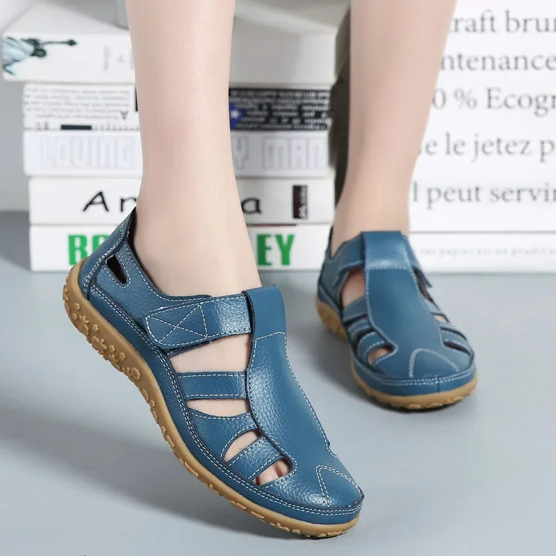 "Sandales d'été pour femmes en cuir, modernes et confortables, avec fermeture à scratch et semelle antidérapante."