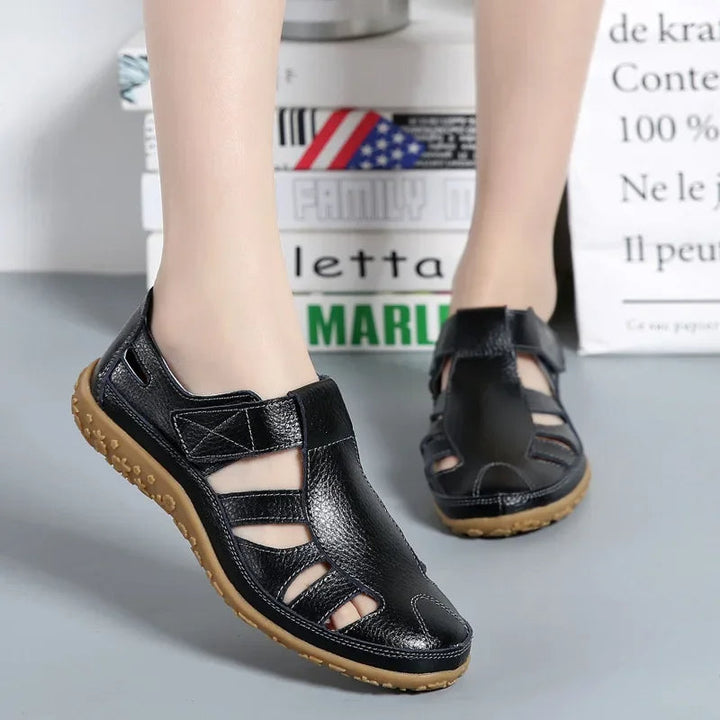 "Sandales d'été pour femmes en cuir, modernes et confortables, avec fermeture à scratch et semelle antidérapante."