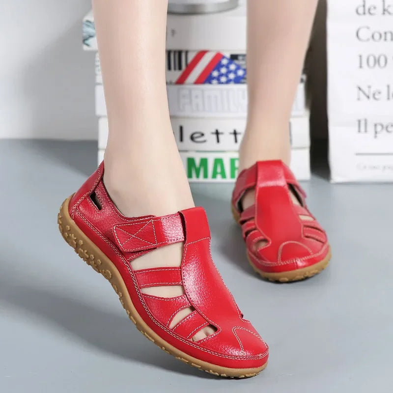 "Sandales d'été pour femmes en cuir, modernes et confortables, avec fermeture à scratch et semelle antidérapante."