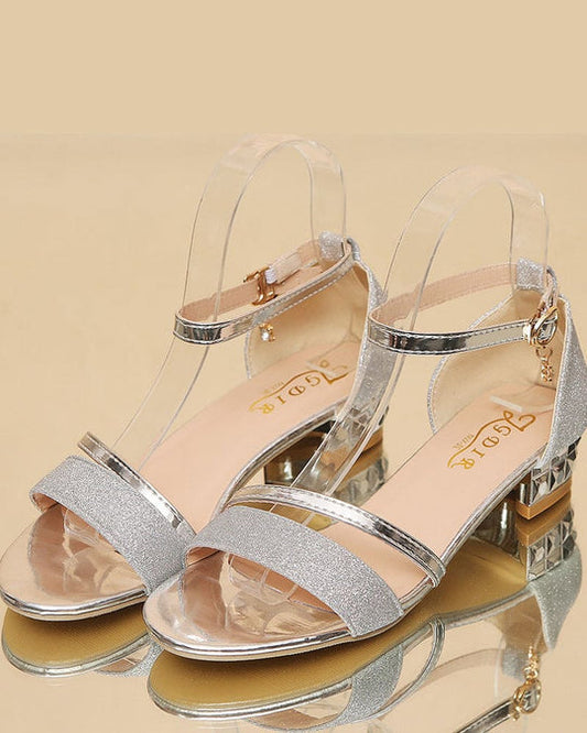"Sandales élégantes argent et or à talon bas, parfaites pour confort et style chic féminin"