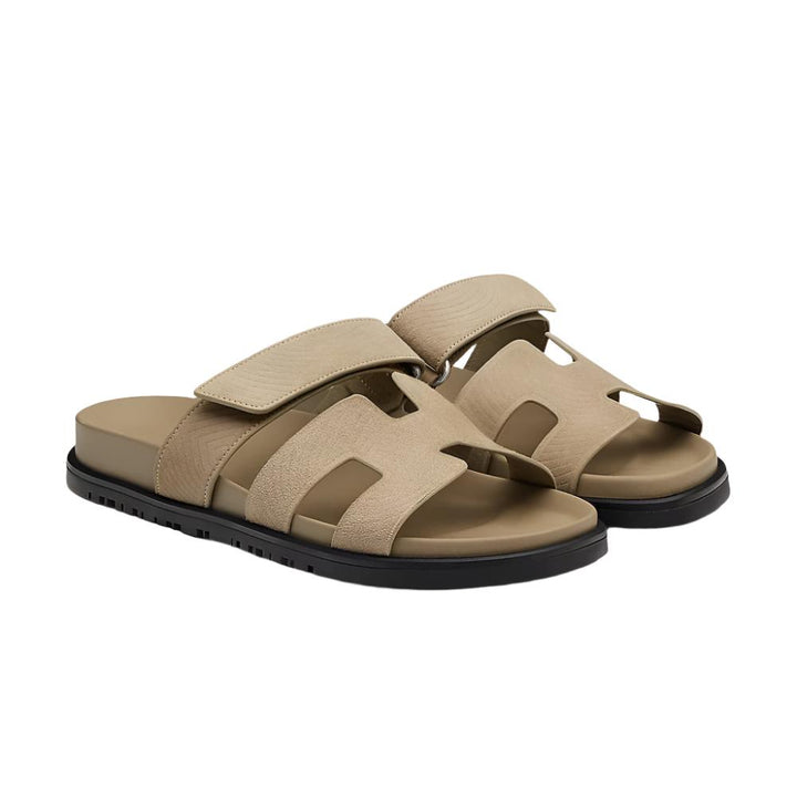 Sandales élégantes en néoprène noir, confortables pour l'été avec soutien amorti pour hommes. Idéal pour sorties estivales.