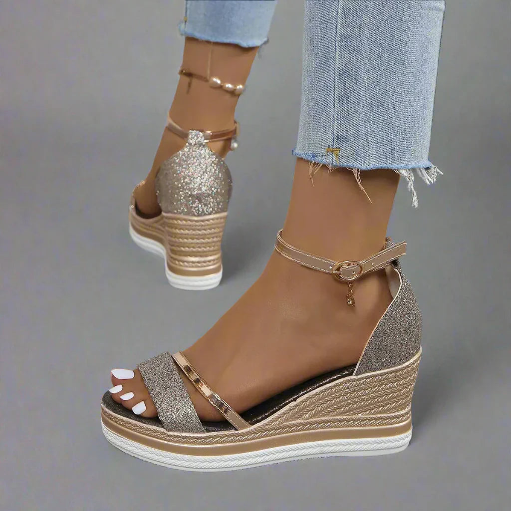 "Sandales élégantes pour femme, confort et polyvalence avec design intemporel, couleur neutre, semelle plate, lanières fines"