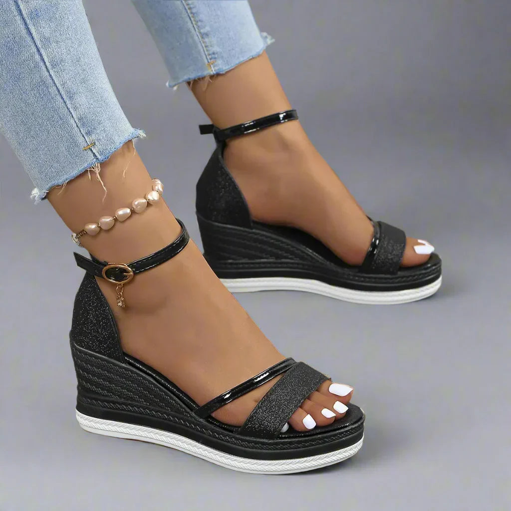 "Sandales élégantes pour femme, confort et polyvalence avec design intemporel, couleur neutre, semelle plate, lanières fines"