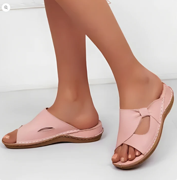 "Sandales en cuir chic marron avec assise plantaire ergonomique, design élégant pour un style estival confortable féminine."