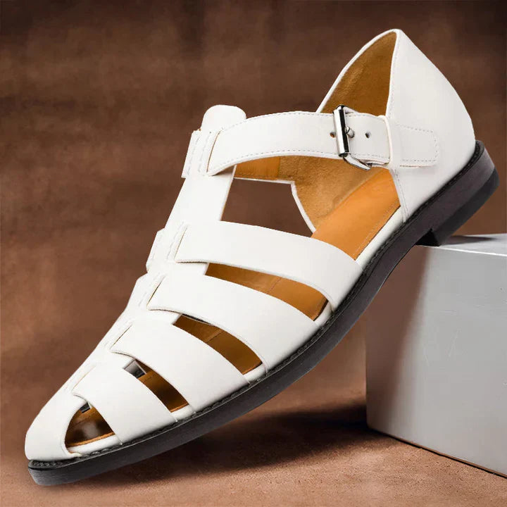 "Sandales en cuir élégantes pour femmes, design intemporel et confort optimal, vue de profil, cuir marron de qualité."
