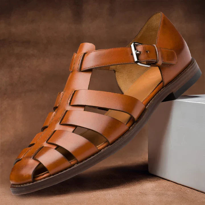 "Sandales en cuir élégantes pour femmes, design intemporel et confort optimal, vue de profil, cuir marron de qualité."