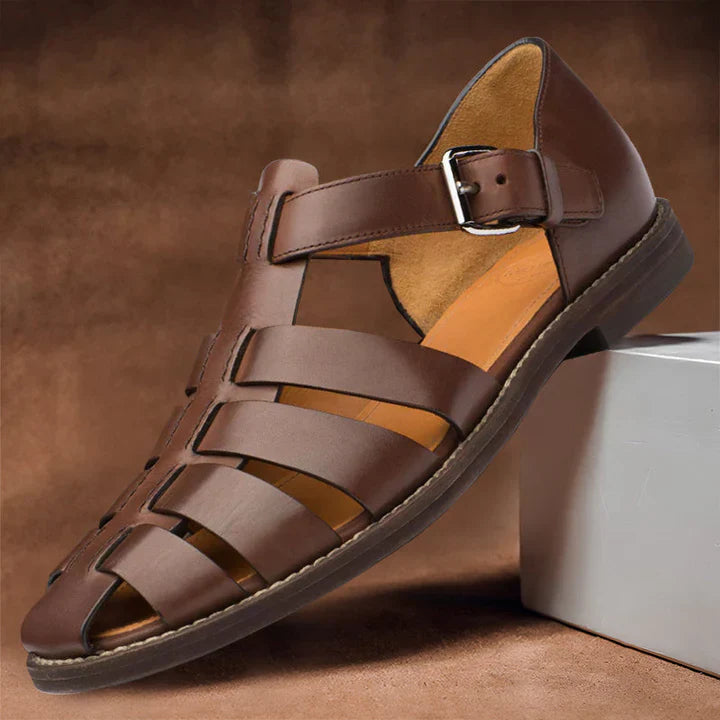 "Sandales en cuir élégantes pour femmes, design intemporel et confort optimal, vue de profil, cuir marron de qualité."