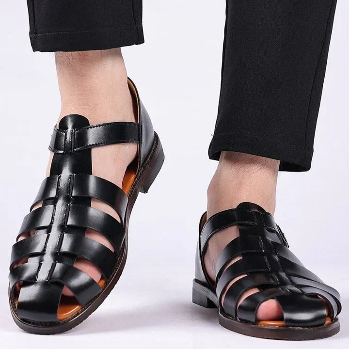 "Sandales en cuir élégantes pour femmes, design intemporel et confort optimal, vue de profil, cuir marron de qualité."