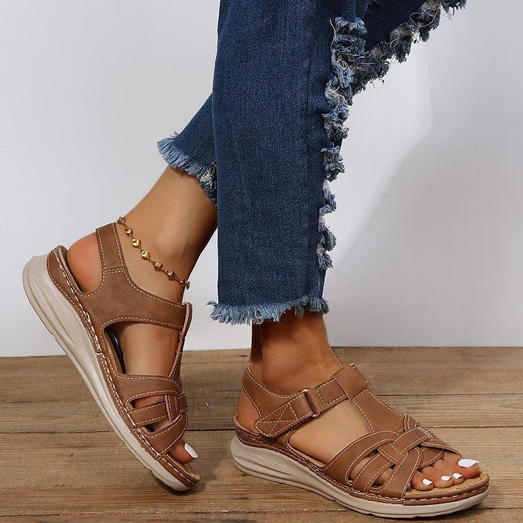 "Sandales en cuir femme, confort orthopédique, bride réglable, style décontracté, pied, antidérapant, élégance naturelle."