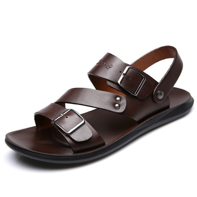Sandales en cuir marron pour homme avec brides réglables et semelle matelassée, idéales pour un confort estival optimal.