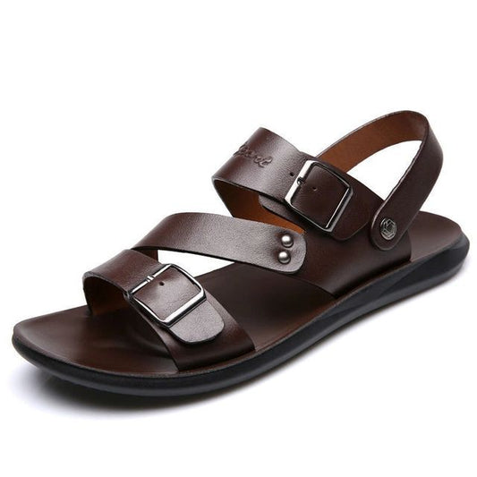 Sandales en cuir marron pour homme avec brides réglables et semelle matelassée, idéales pour un confort estival optimal.
