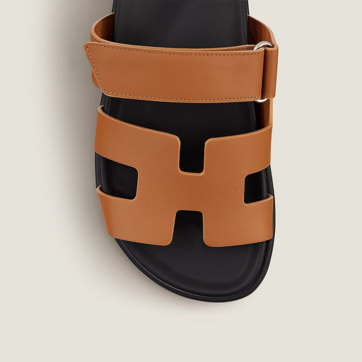"Sandales en cuir pour femme, élégantes et confortables, parfaites pour l'été, design chic et semelle ergonomique."