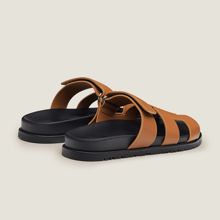 "Sandales en cuir pour femme, élégantes et confortables, parfaites pour l'été, design chic et semelle ergonomique."