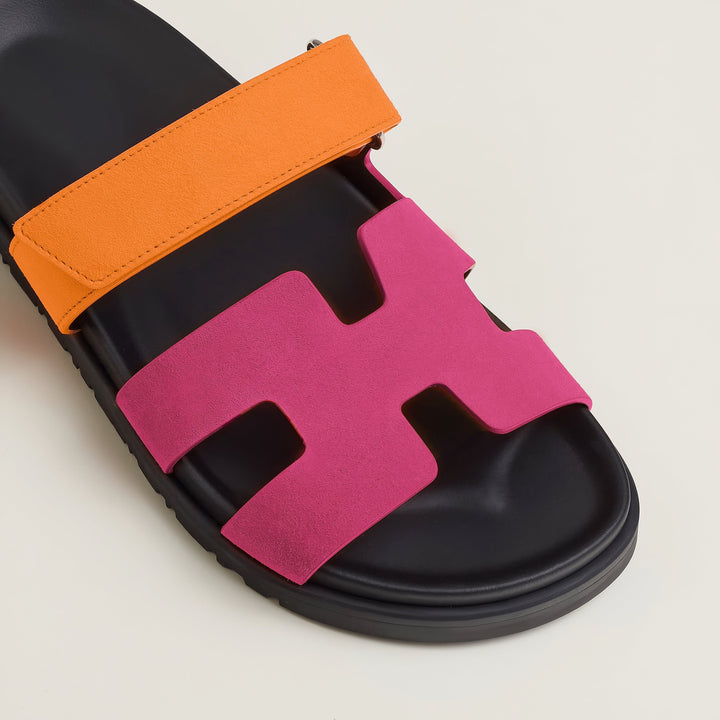 "Sandales en cuir pour femme, élégantes et confortables, parfaites pour l'été, design chic et semelle ergonomique."