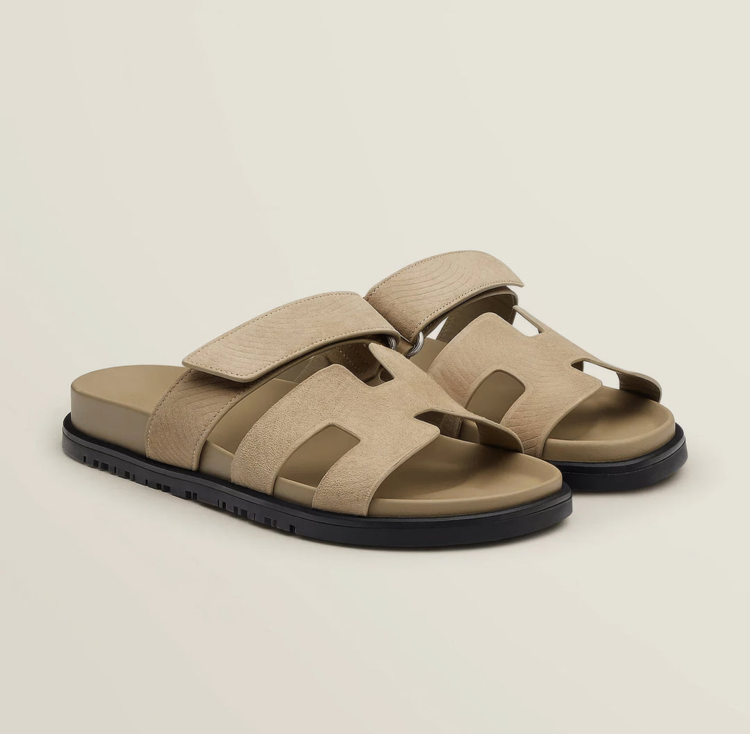 "Sandales en cuir pour femme, élégantes et confortables, parfaites pour l'été, design chic et semelle ergonomique."
