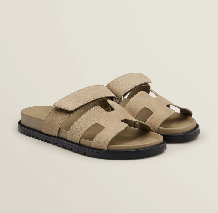 "Sandales en cuir pour femme, élégantes et confortables, parfaites pour l'été, design chic et semelle ergonomique."