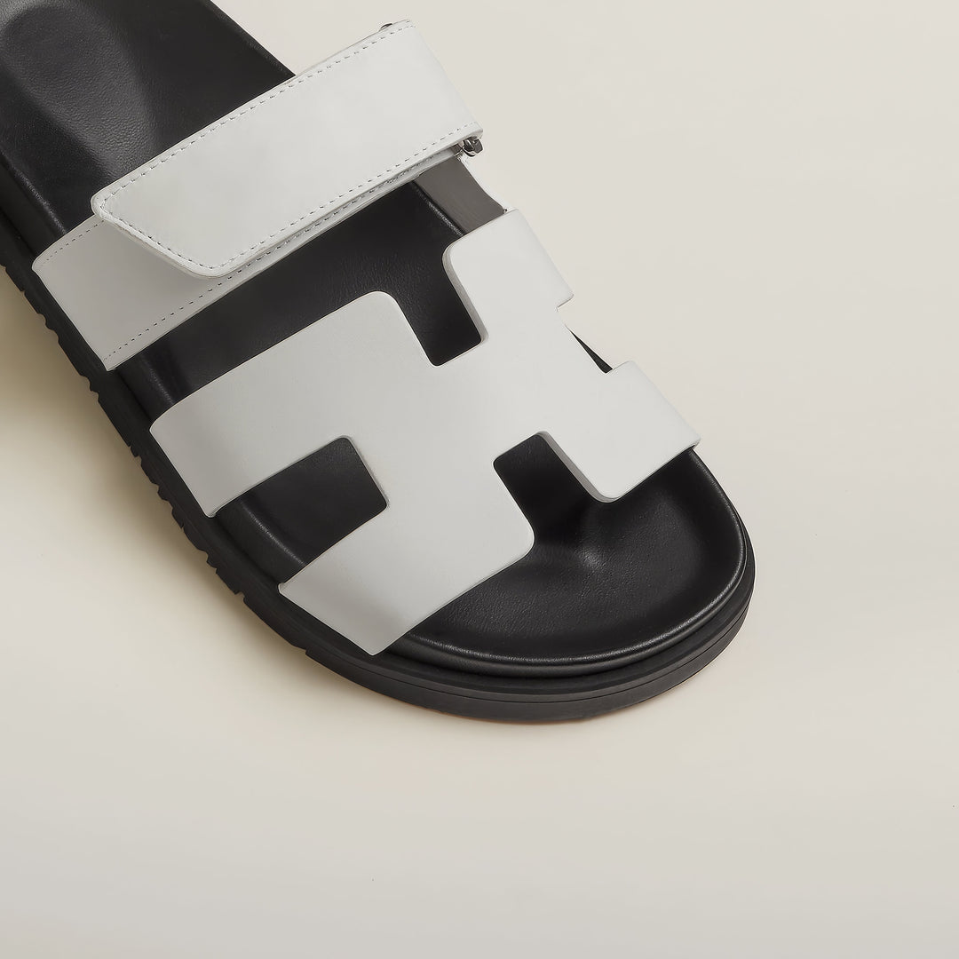 "Sandales en cuir pour femme, élégantes et confortables, parfaites pour l'été, design chic et semelle ergonomique."