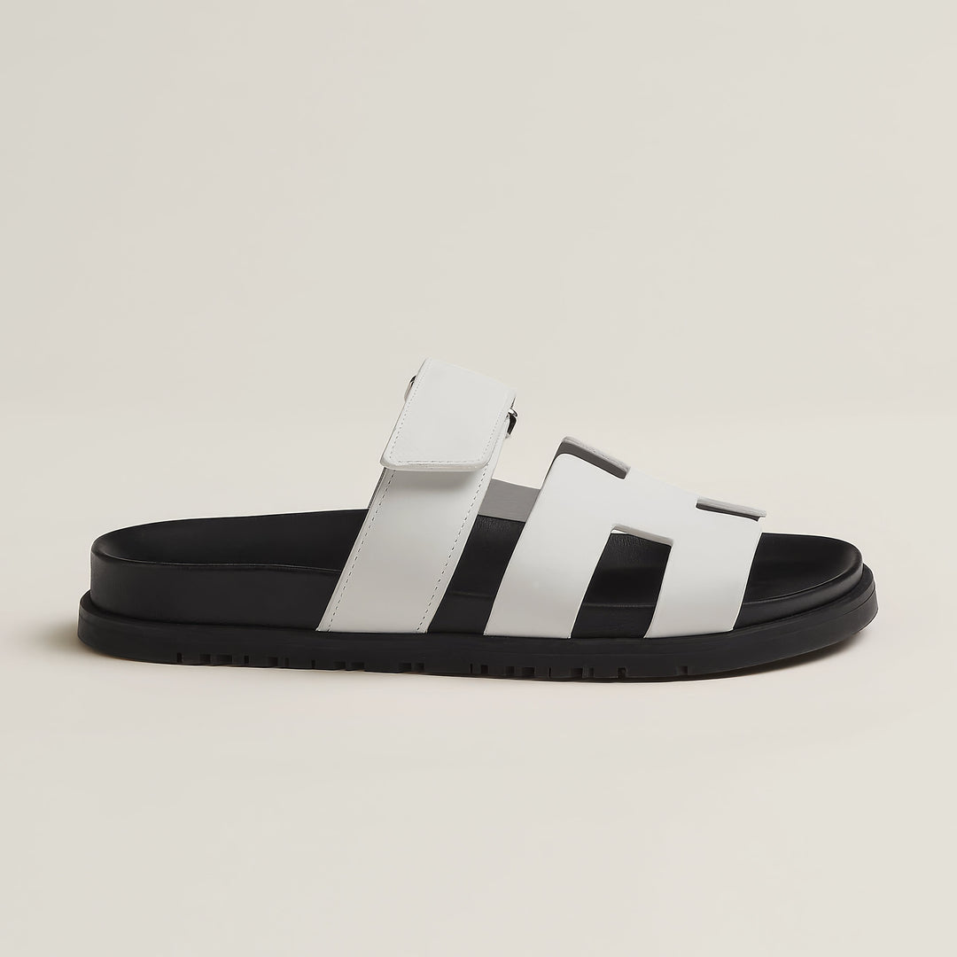 "Sandales en cuir pour femme, élégantes et confortables, parfaites pour l'été, design chic et semelle ergonomique."