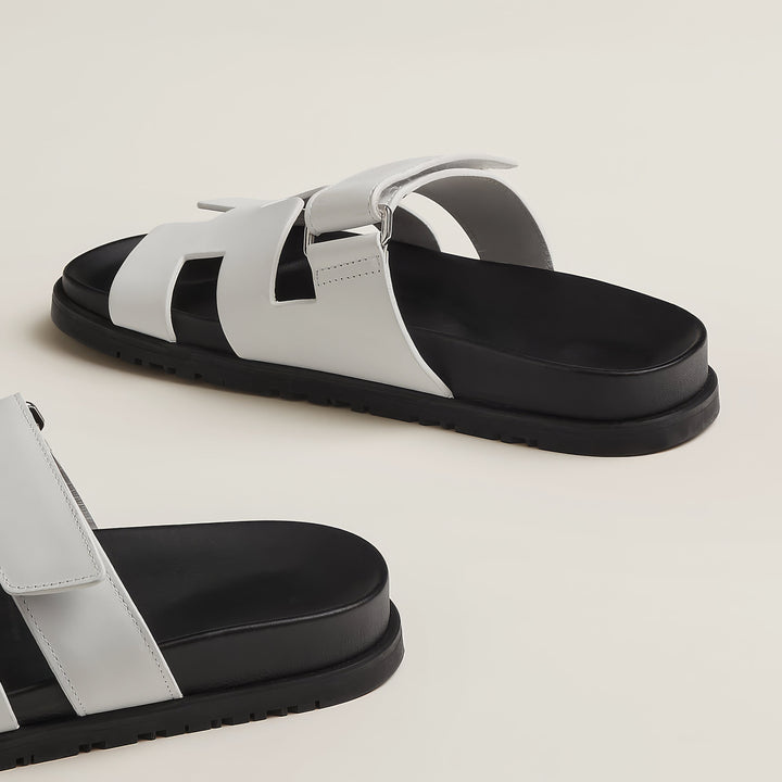 "Sandales en cuir pour femme, élégantes et confortables, parfaites pour l'été, design chic et semelle ergonomique."