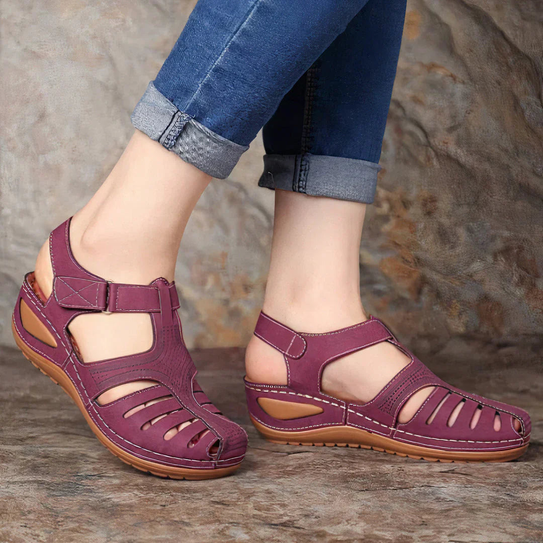 "Sandales en cuir vintage pour femmes, style rétro avec sangles réglables et semelle antidérapante, confort et élégance."